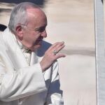 El papa Francisco saluda a los fieles desde su papamóvil
