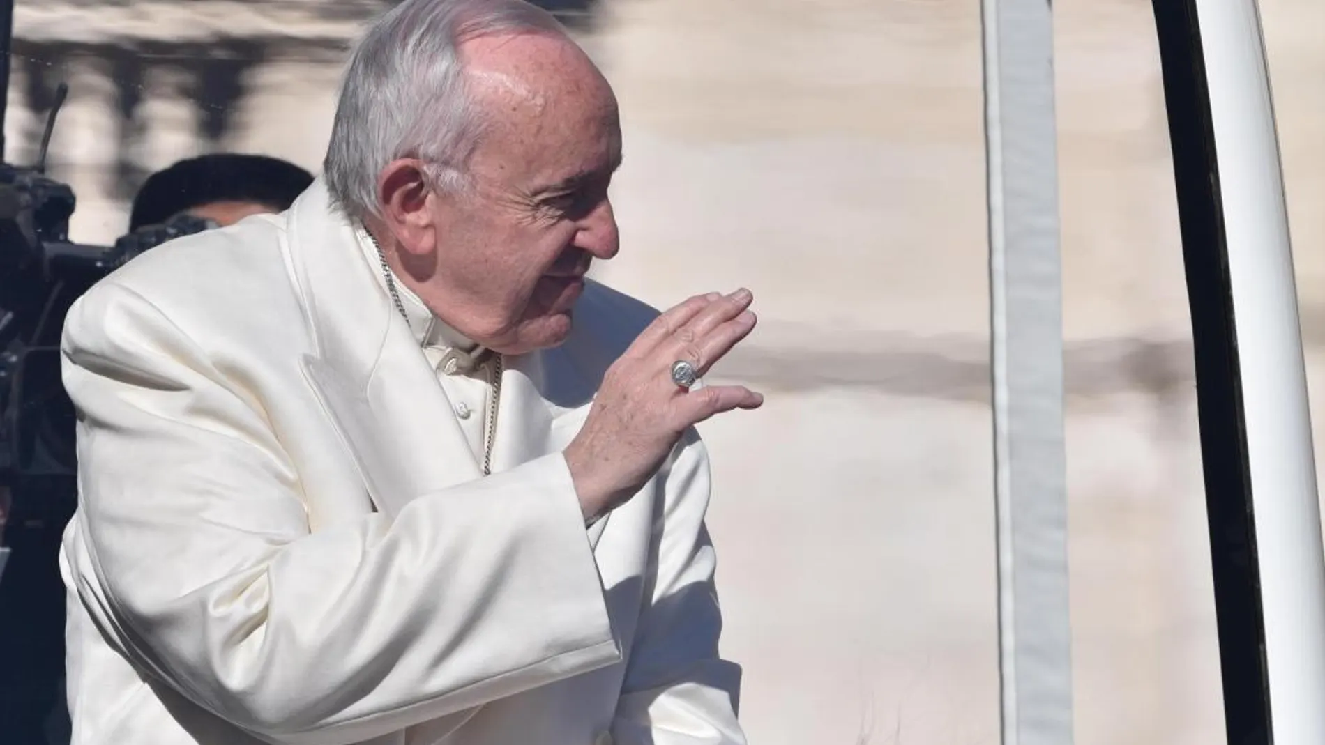 El papa Francisco saluda a los fieles desde su papamóvil