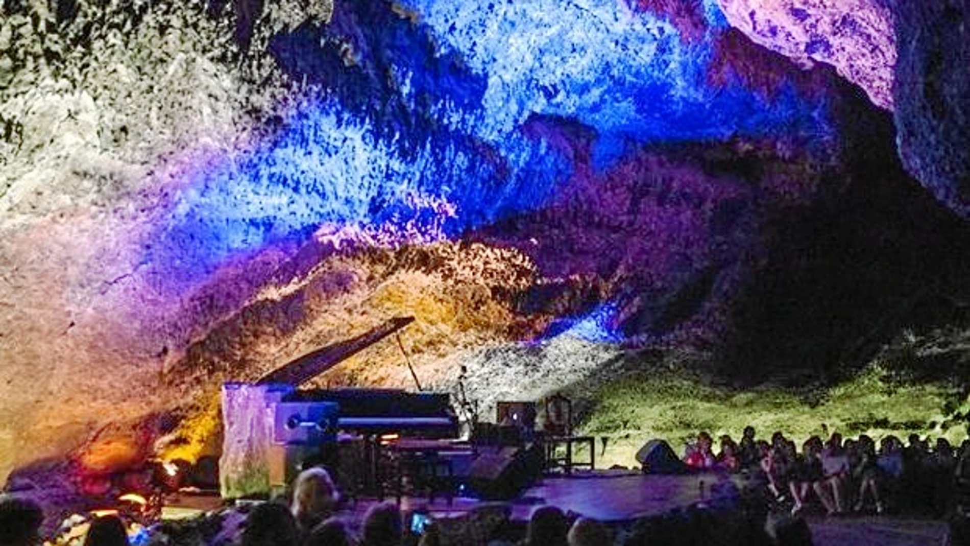 El interior de la Cueva de los Verdes se abre de nuevo a la música