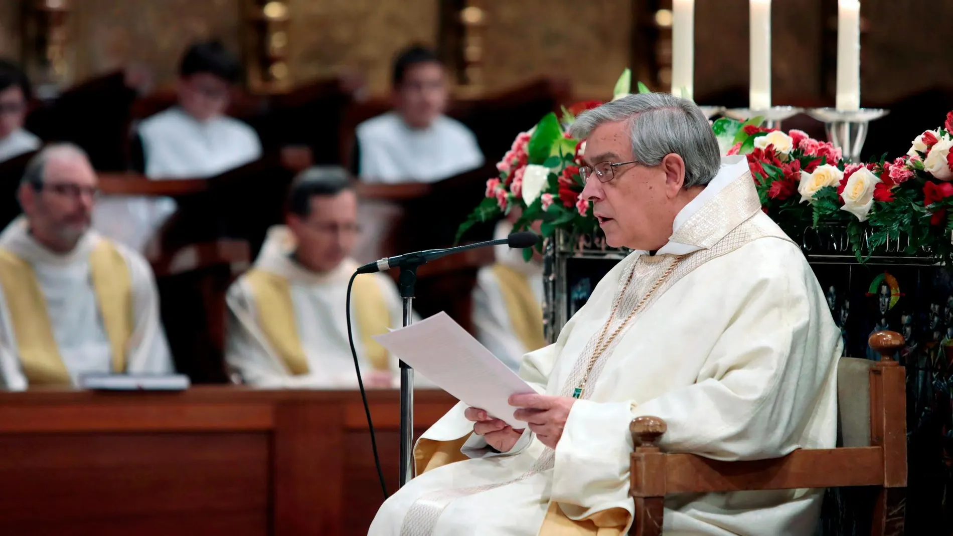 El Padre Abad de Montserrat, Josep María Soler, en un momento de la homilía de hoy, en la que ha anunciado la creación de una comisión para estudiar los casos de supuestos abusos sexuales en la comunidad, donde esta mañana víctimas de pederastia se han manifestado hoy para exigir su dimisión