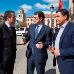 Fernández Mañueco conversa con el alcalde de Arévalo, Vidal Galicia, en presencia de Carlos García, presidente del PP abulense
