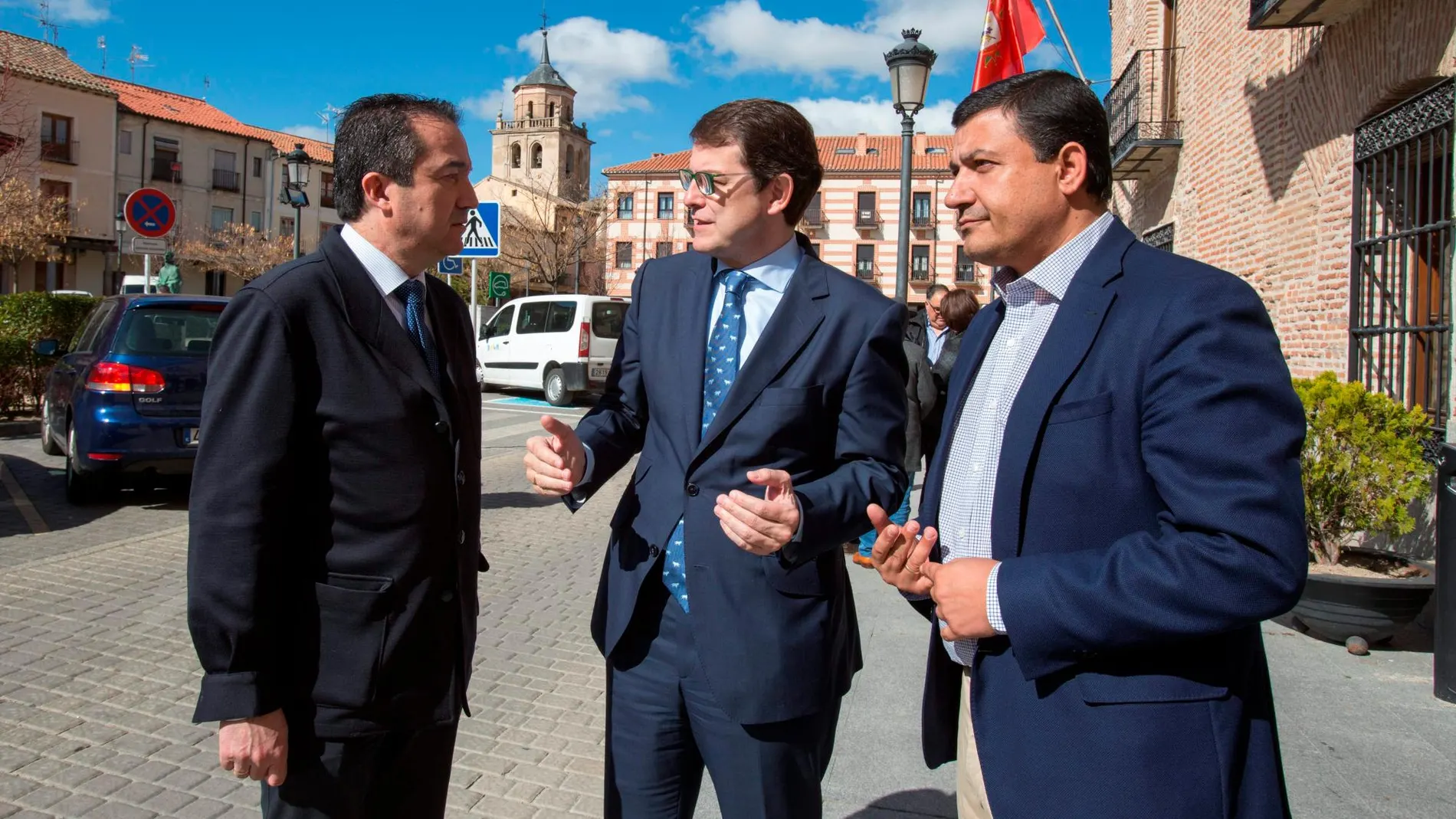 Fernández Mañueco conversa con el alcalde de Arévalo, Vidal Galicia, en presencia de Carlos García, presidente del PP abulense