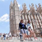 Turistas y paseantes junto a la catedral de Palma