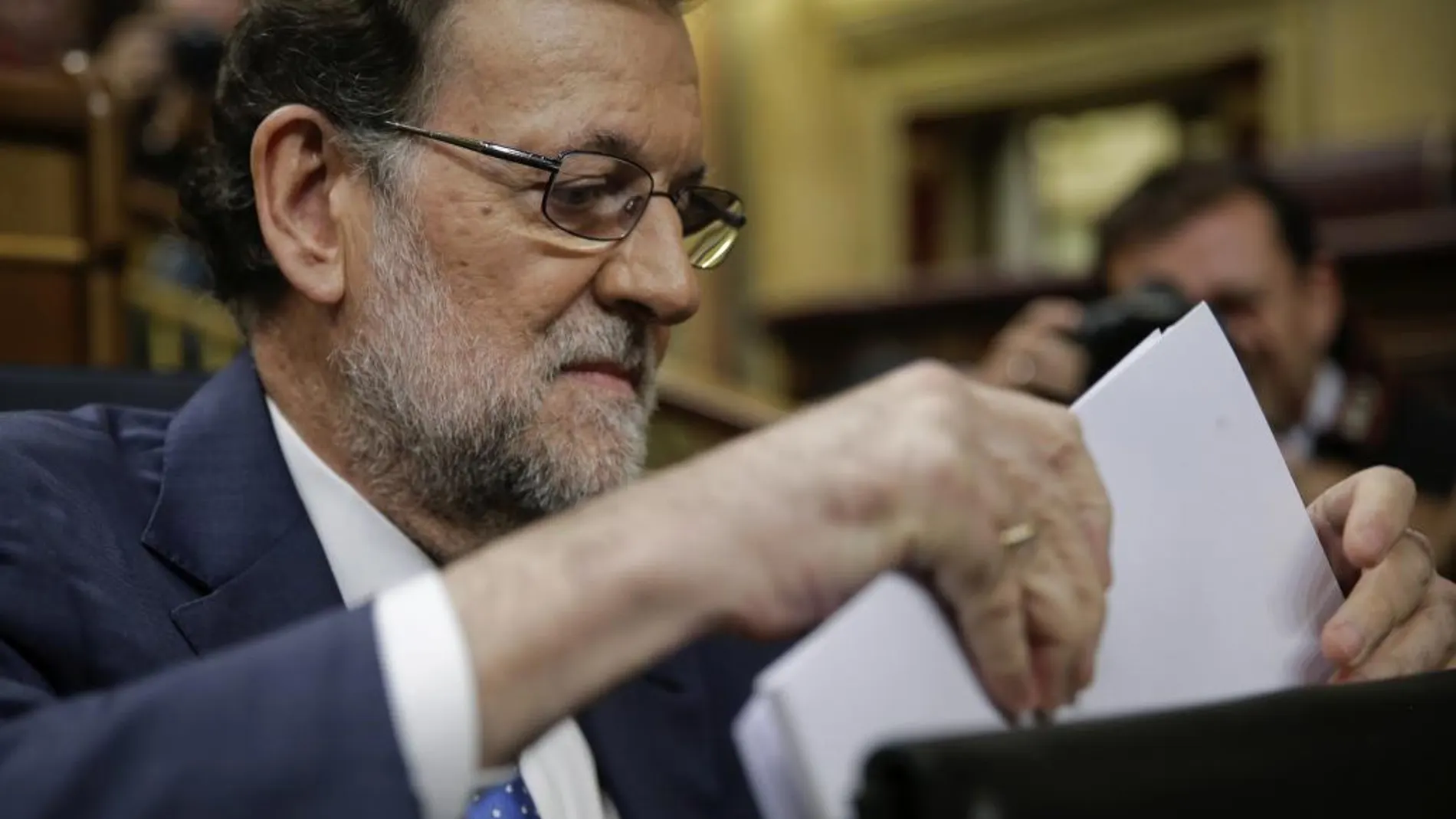 Mariano Rajoy, se prepara para intervenir momentos antes de su discurso de investidura esta tarde en el Congreso de los Diputados.