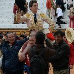El novillero Ginés Marín sale a hombros de la plaza de Olivenza