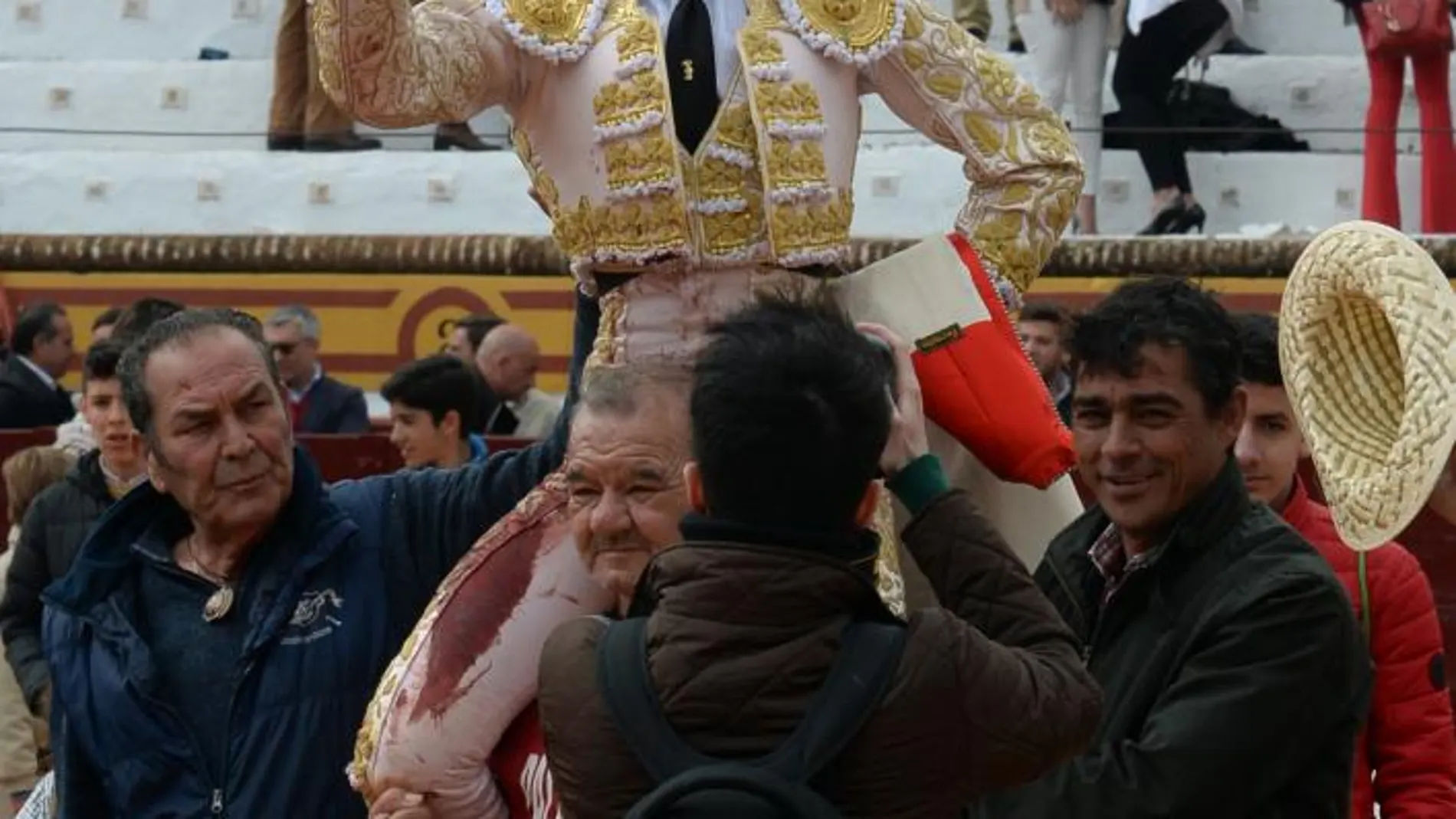 El novillero Ginés Marín sale a hombros de la plaza de Olivenza