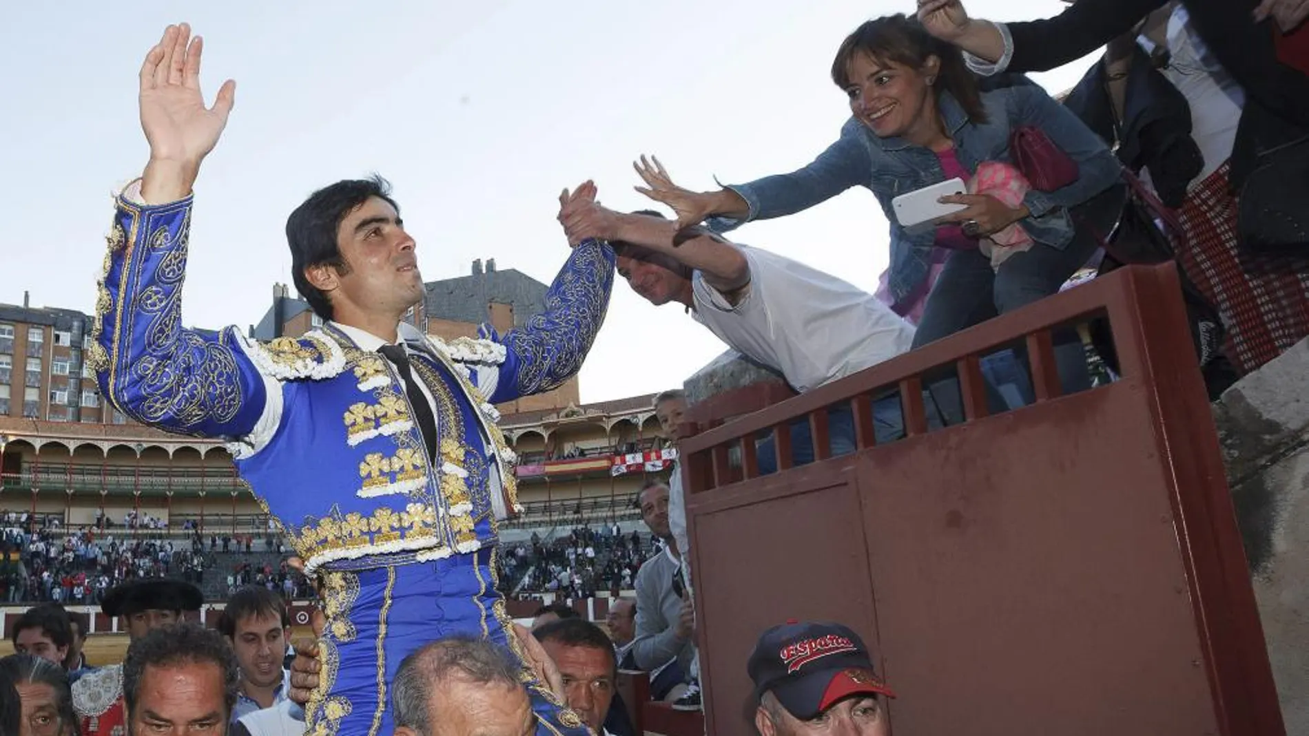 Miguel Ángel Perera saluda a los aficionados en su salida a hombros