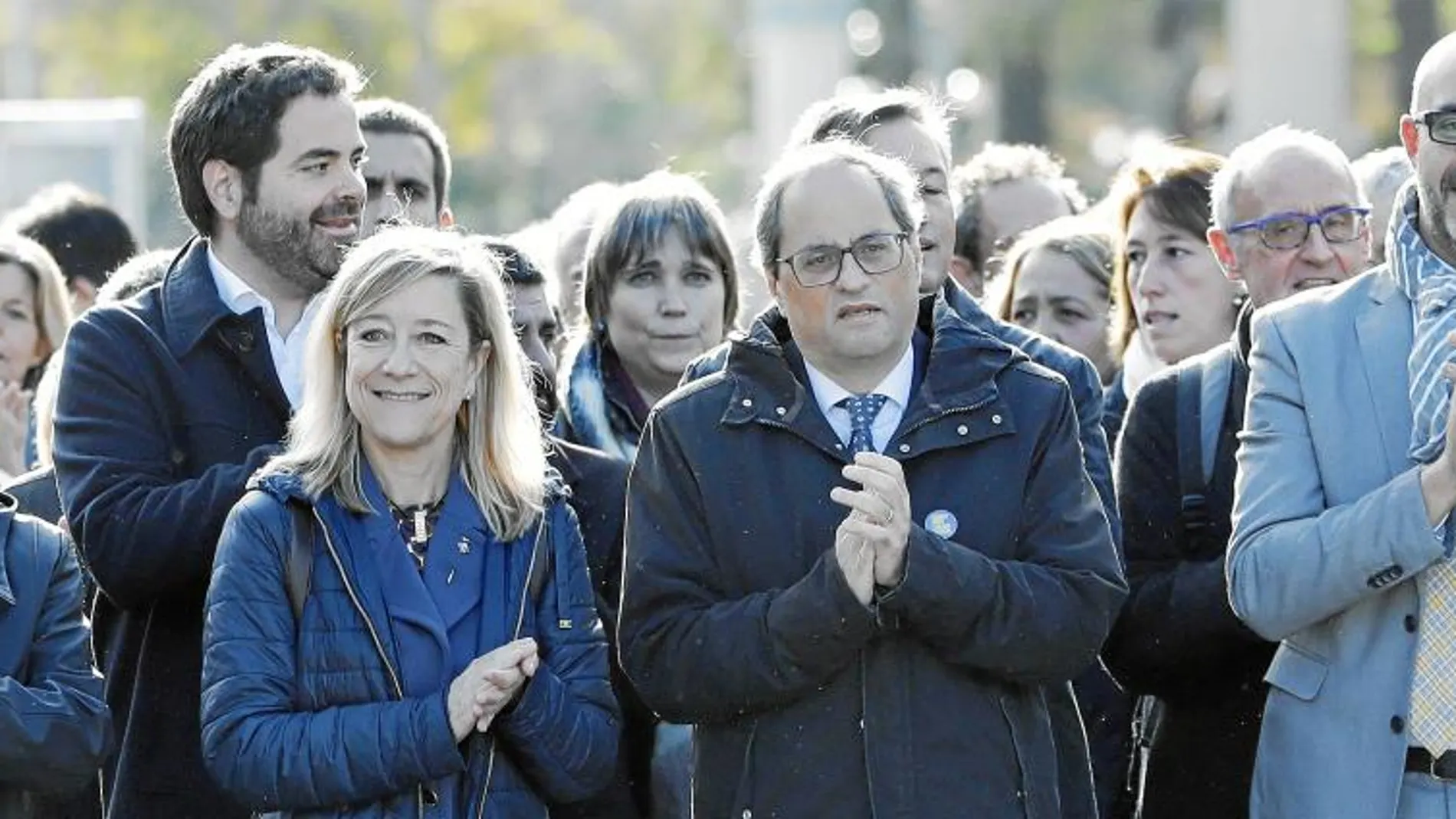 En la imagen el vicepresidente de la Generalitat, Pere Aragonès; la ex líder de la AMI, Neus Lloveras; el president, Quim Torra; y el conseller de Interior, Miquel Buch, ayer a las puertas del TSJC