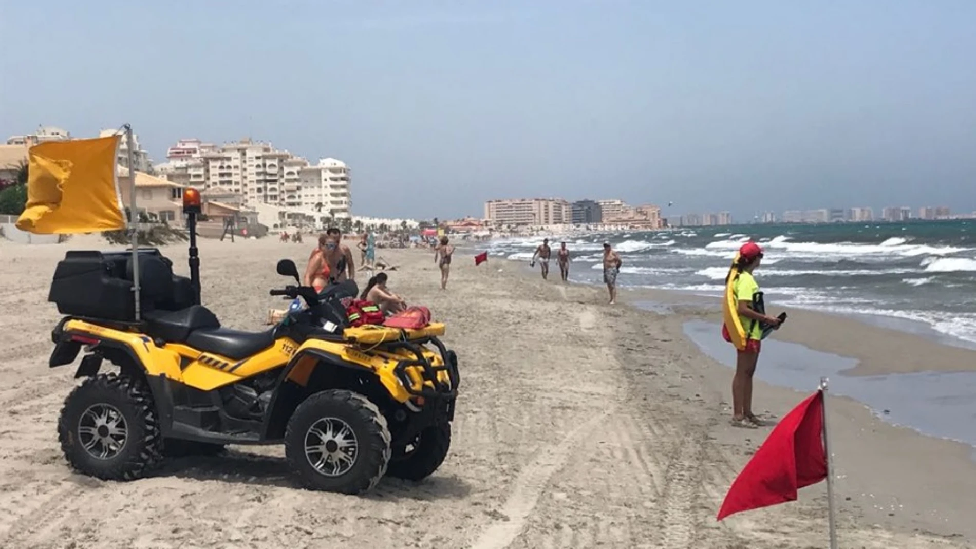 La playa del Arenal en San Javier fue balizada por las fuertes corrientes