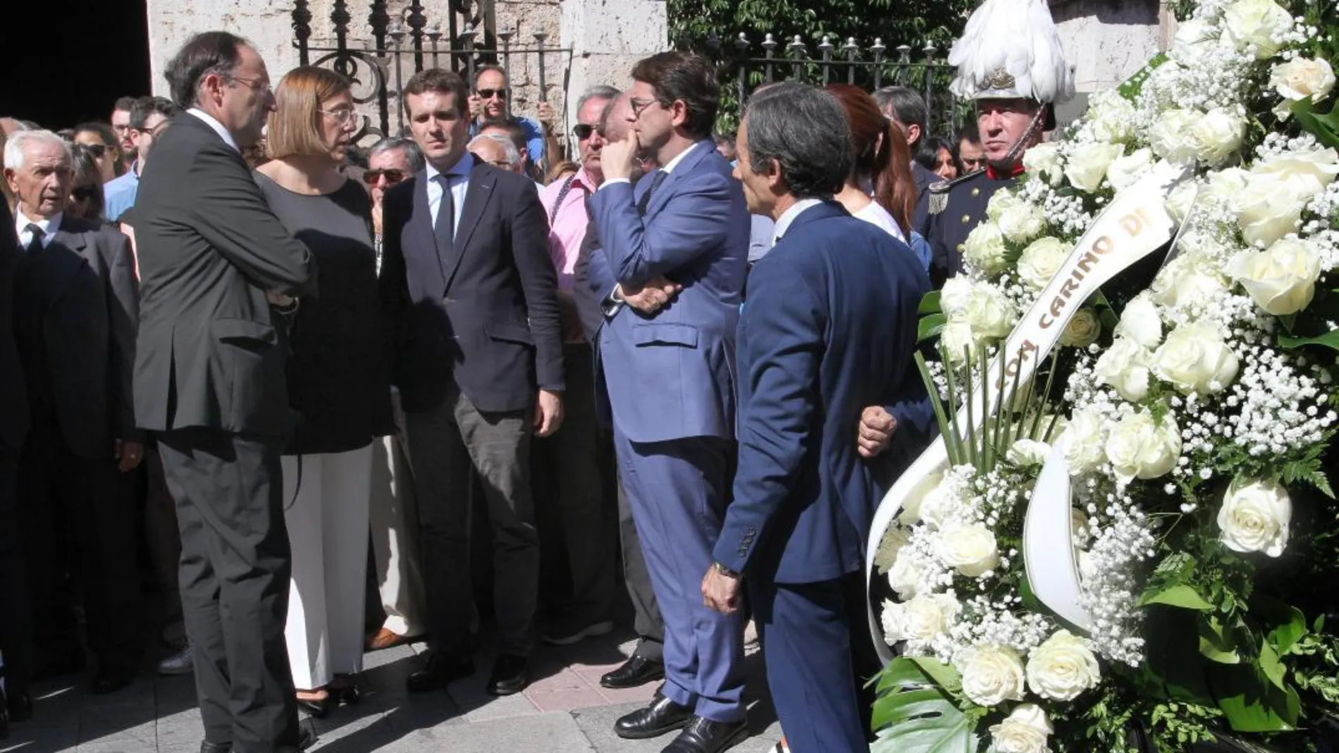 Pablo Casado conversa con Alfonso Fernández Mañueco, Ángeles Armisén y Alfonso Polanco, a las puertas de la Iglesia