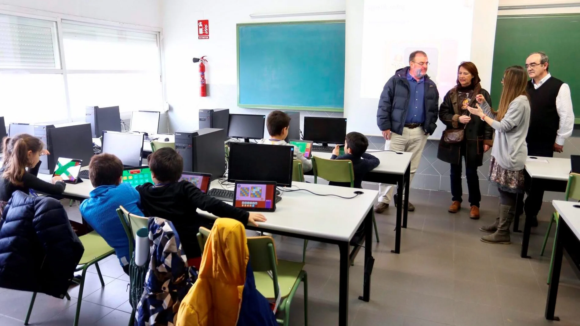 El consejero de Educación, Fernando Rey, visita un colegio en el que las TIC ya tienen un gran protagonismo