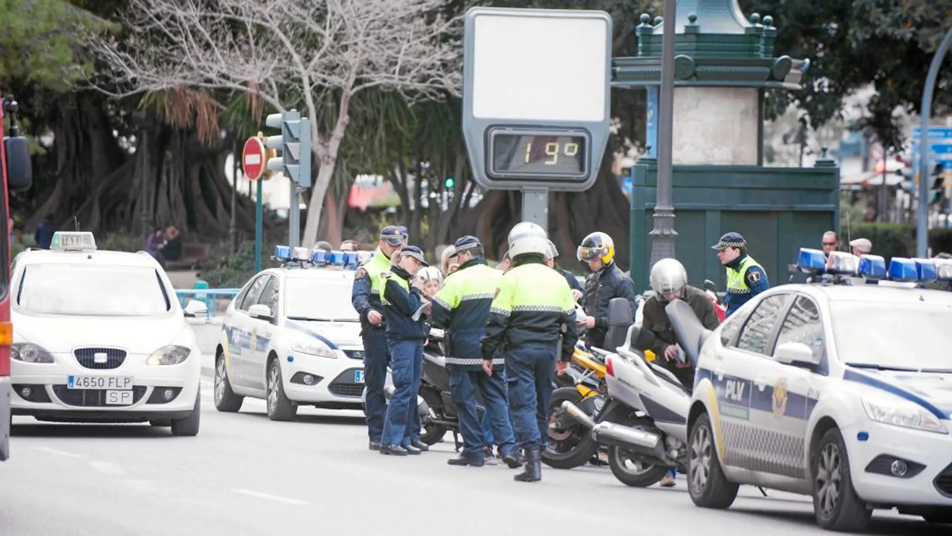 La Policía Local de Valencia en uno de los rutinarios controles de tráfico por la ciudad