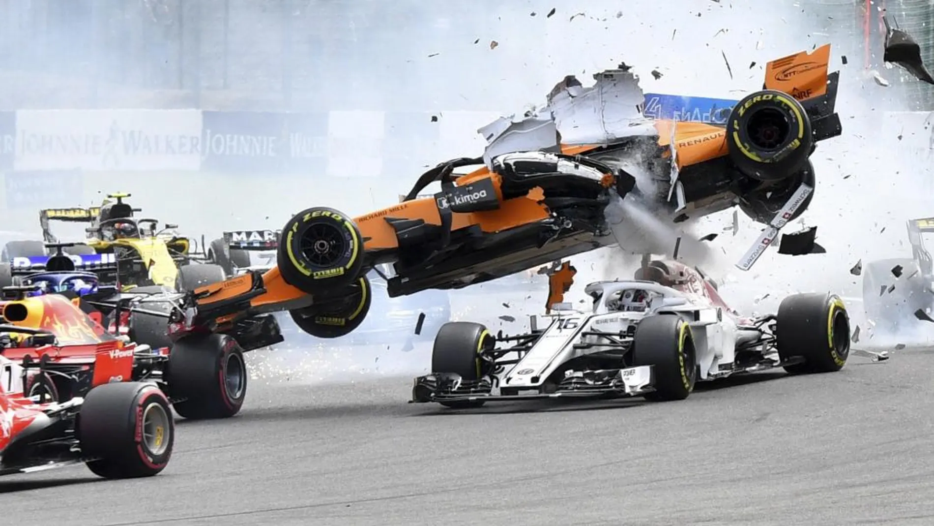 El coche de Alonso saltó por las aires tras chocar /Foto: Ap