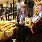 Cientos de seguidores de Harry Potter compraron el guión en las librerías británicas, muchas de ellas adornadas con figuras de brujas