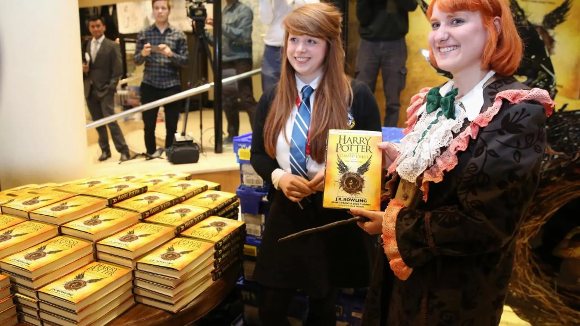 Cientos de seguidores de Harry Potter compraron el guión en las librerías británicas, muchas de ellas adornadas con figuras de brujas