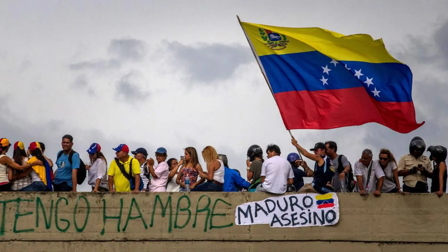 Manifestantes participan ayer del denominado "Gran plantón nacional"convocado por la oposición en Caracas.