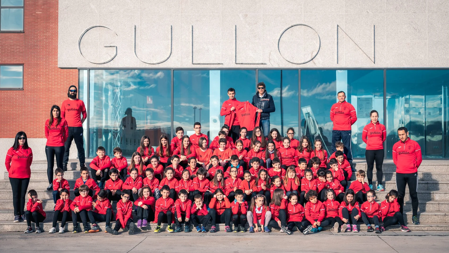 La Escuela de Atletismo Running Aguilar a las puertas de Galletas Gullón