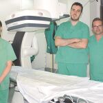 La dra. Rumiz y el dr. Villar junto a todo el servicio