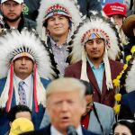 El presidente de EE UU, Donald Trump, en un mitin con nativos americanos en Montana / Reuters