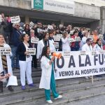 Protesta de profesionales sanitarios contra los recortes en el hospital Infanta Elena de Huelva