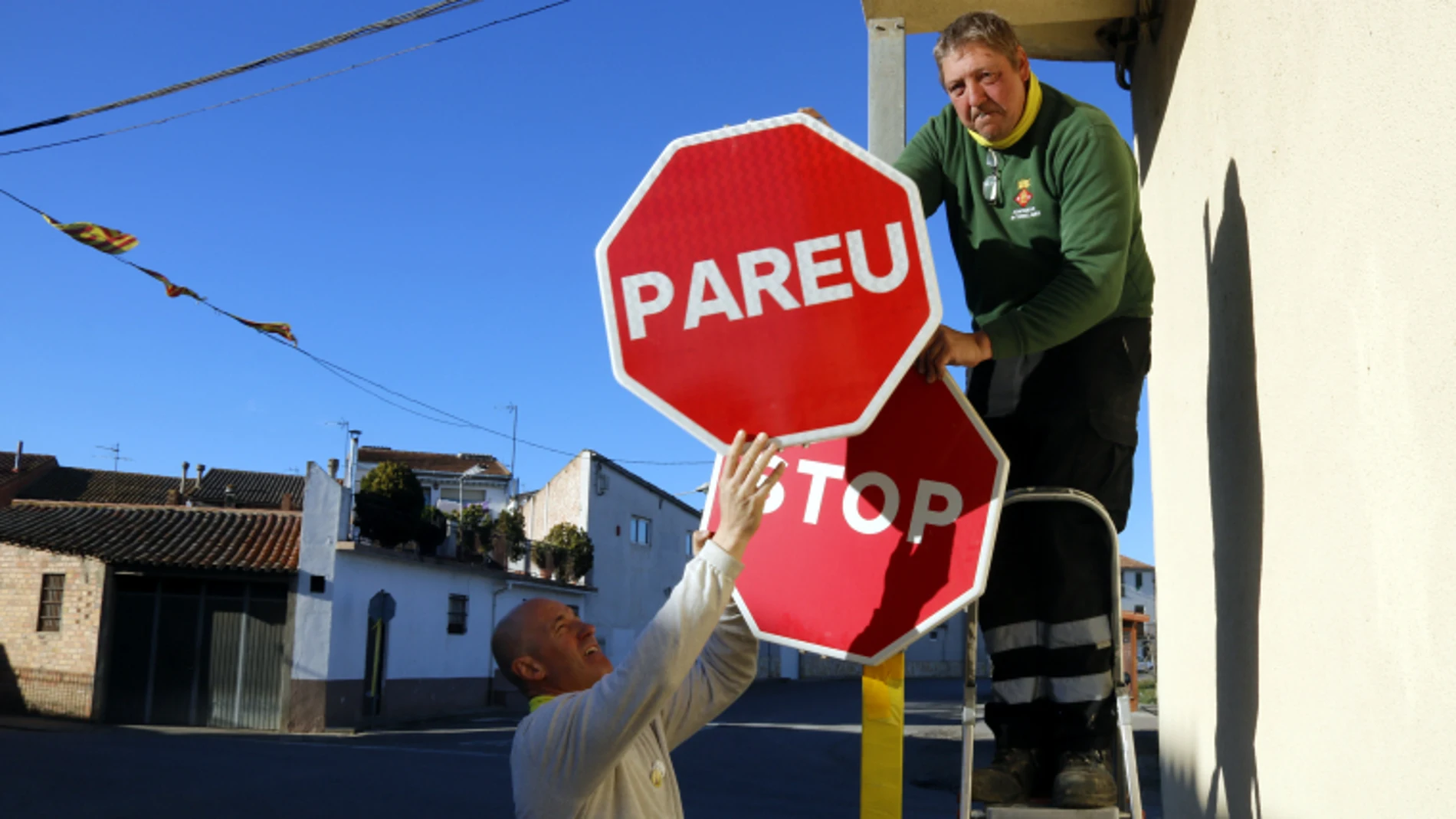 La señal de ‘Stop’ está siendo modificada en las calles de Torrelameu por la de ‘Pareu’ / LleidaDiario.cat