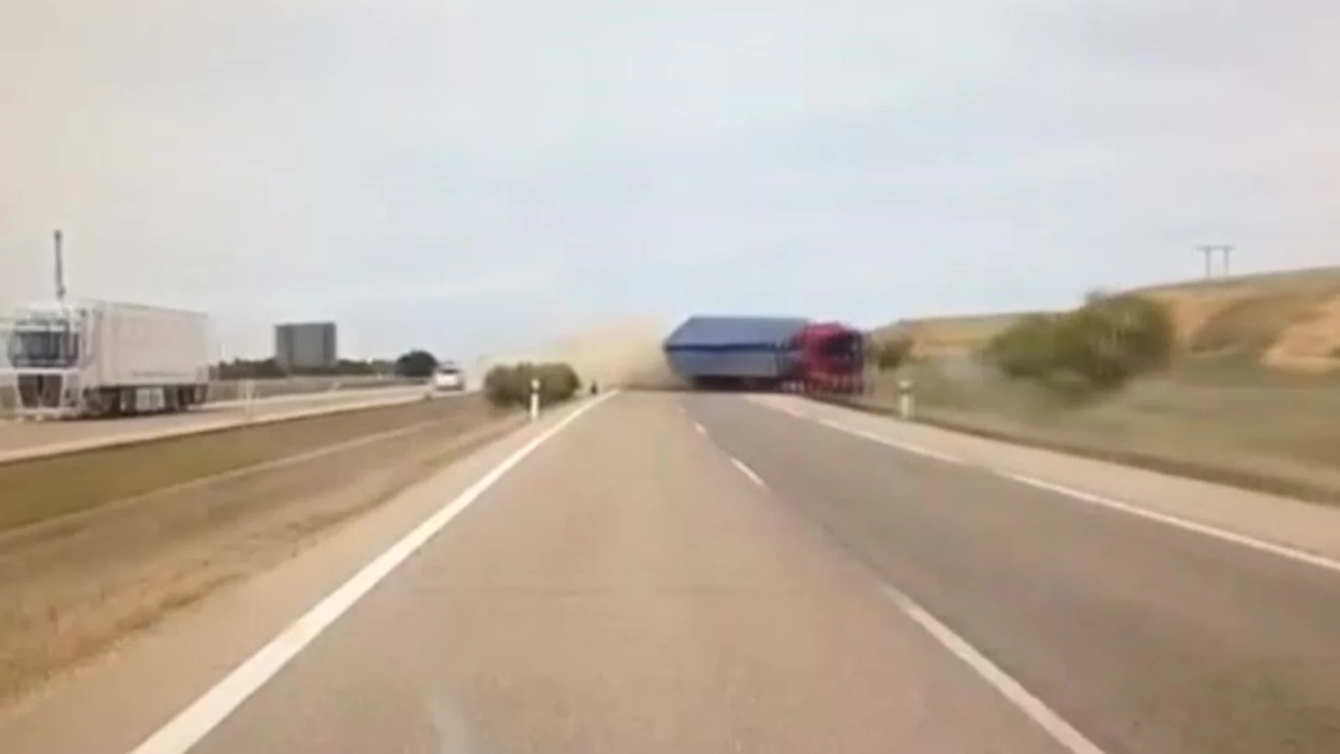 El espectacular accidente de un camión que vuelca tras cruzar la mediana y la calzada contraria en la A-6
