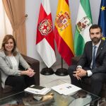 La presidenta de la Junta y el alcalde de Almería, ayer, durante la reunión