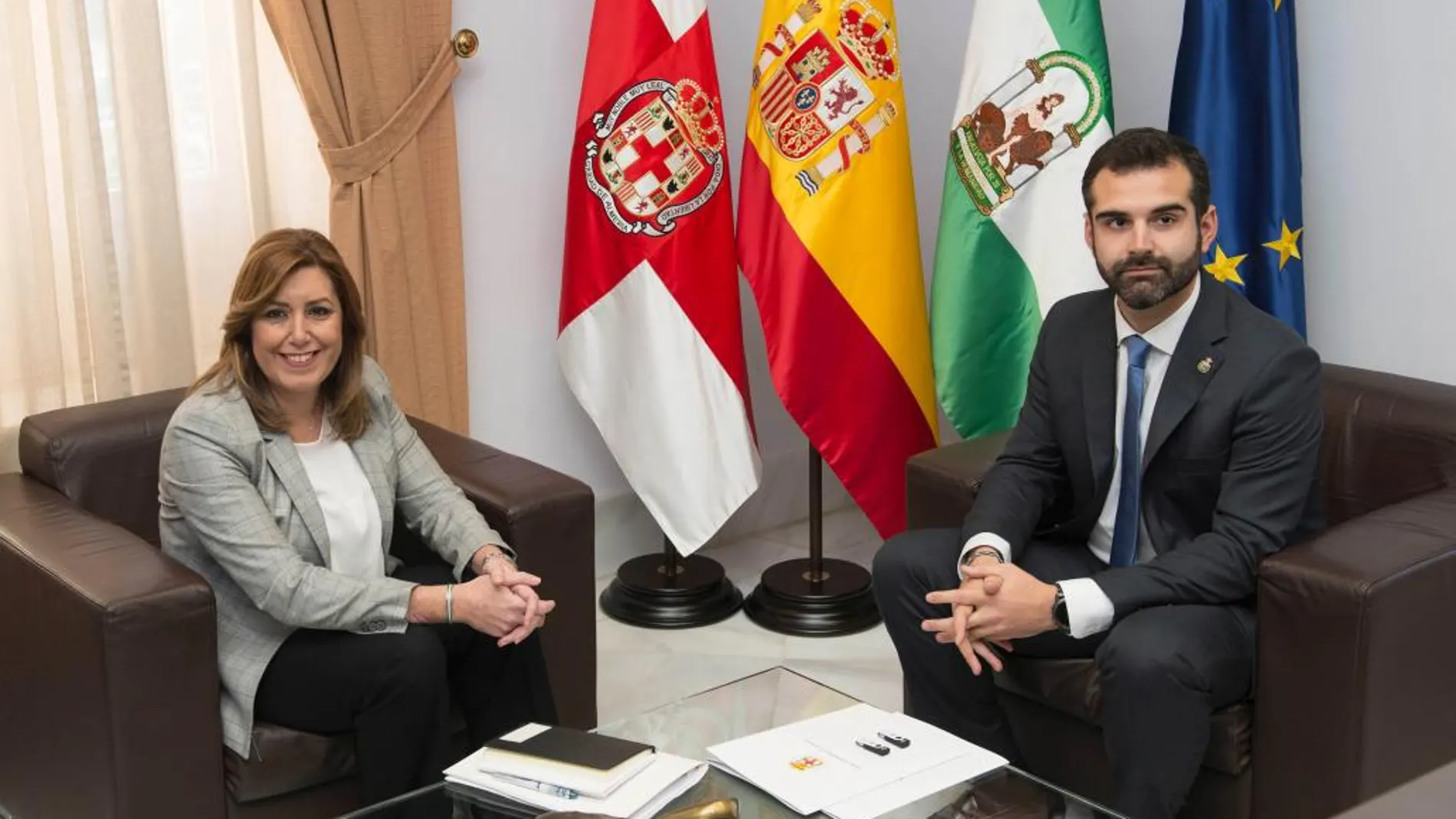 La presidenta de la Junta y el alcalde de Almería, ayer, durante la reunión