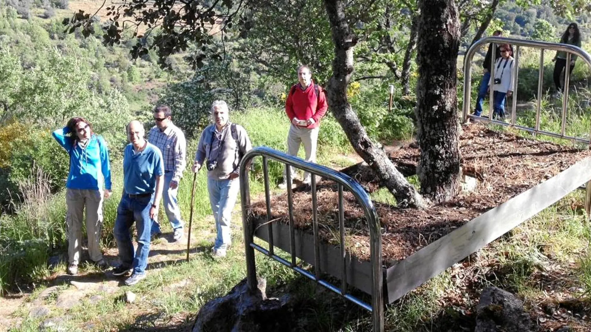 El presidente de la Diputación de Salamanca, Javier Iglesias, recorrió ayer este sendero en compañía del alcalde de Villanueva del Conde, Francisco Javier García Hidalgo, y de la concejala de Miranda de El Castañar, Encarnación Torija, entre otros