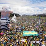 Unas 100.000 personas se reunieron ayer frente al Congreso Nacional en Brasilia para apoyar el juicio político contra la presidenta Dilma Rousseff
