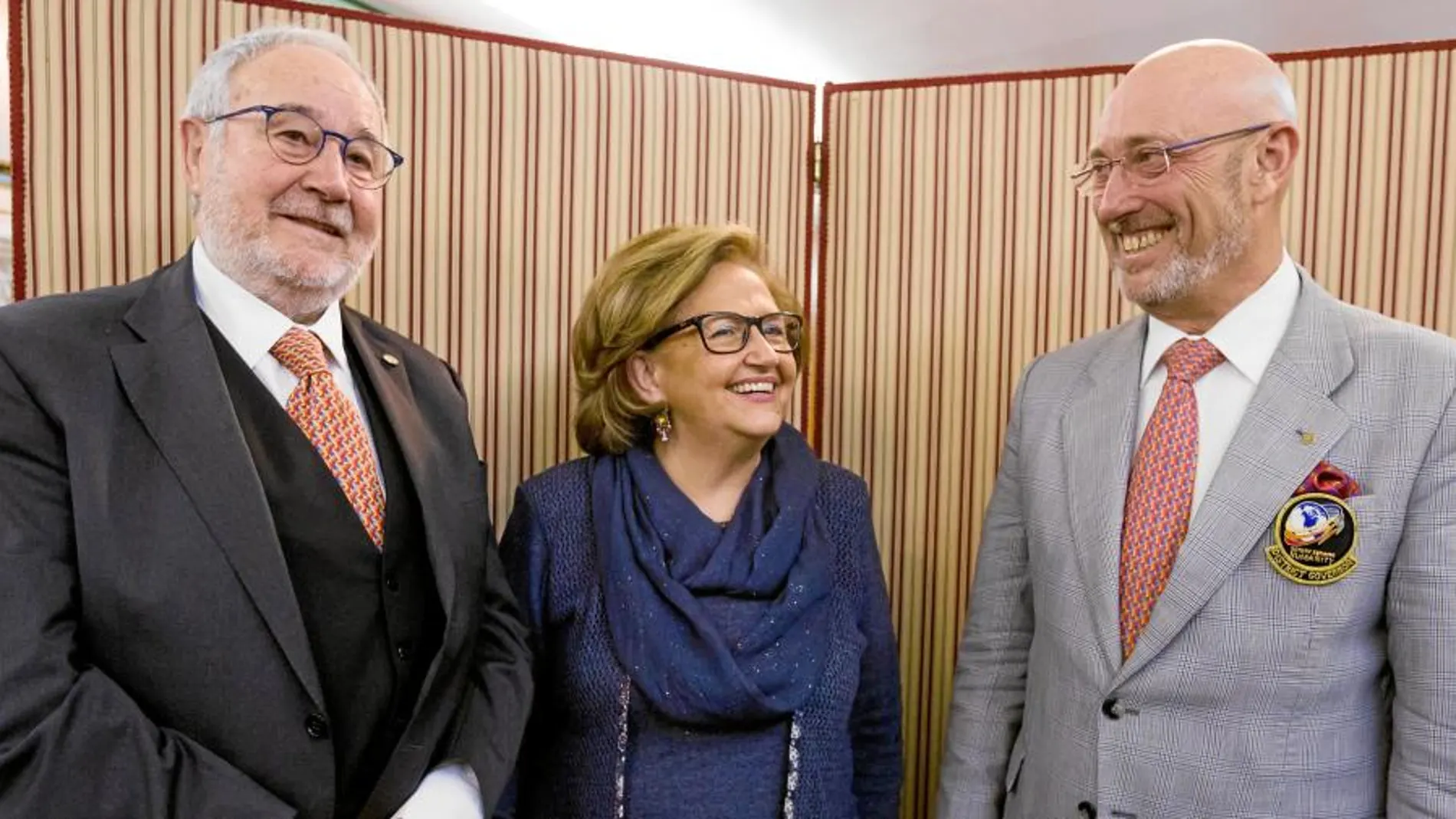 Benito Blanco, María Ángeles Porres, del Rotary Club Valladolid; y el gobernador del Distrito 2201, Antonio Quesada, en su última visita a la capital vallisoletana