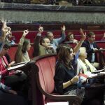 Los concejales de Compromís, PSPV-PSOE y València en Comú votan durante el pleno del Ayuntamiento de Valencia, que ayer aprobó la petición de declaración de zona catastrófica por el temporal de hace unos días