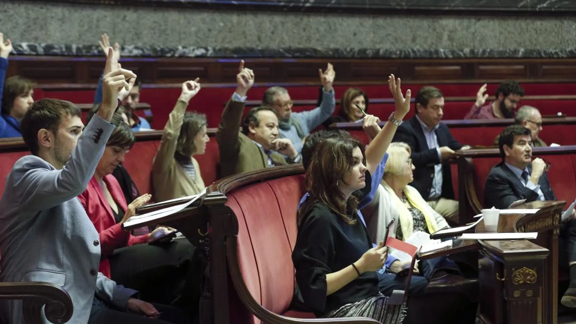 Los concejales de Compromís, PSPV-PSOE y València en Comú votan durante el pleno del Ayuntamiento de Valencia, que ayer aprobó la petición de declaración de zona catastrófica por el temporal de hace unos días