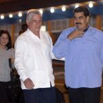 Nicolás Maduro es recibido por el vicepresidente Miguel Díaz Canel a su llegada al aeropuerto internacional Jose Marti en La Habana