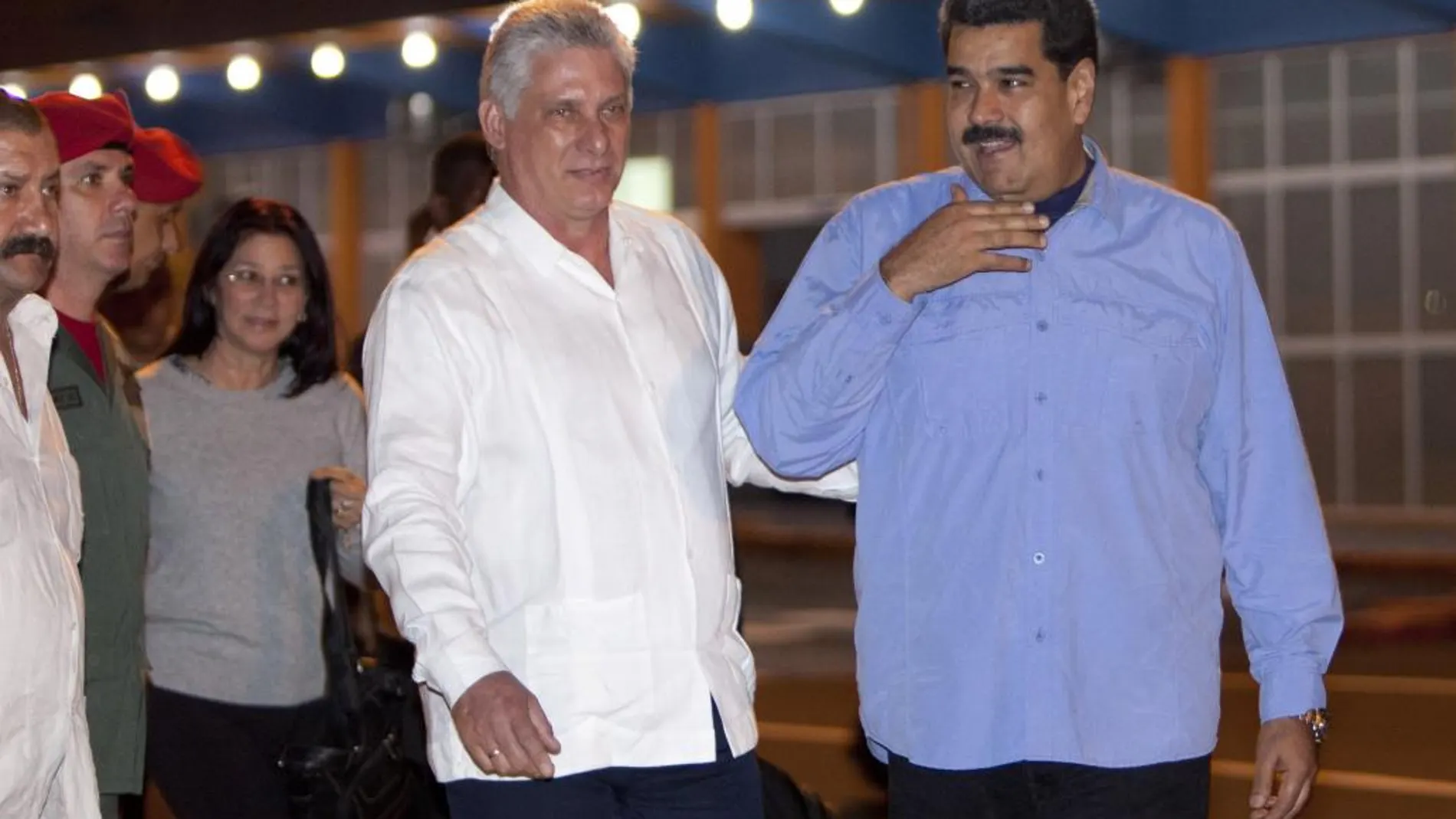 Nicolás Maduro es recibido por el vicepresidente Miguel Díaz Canel a su llegada al aeropuerto internacional Jose Marti en La Habana