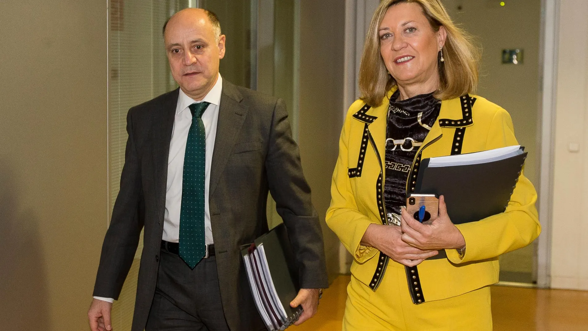 La consejera de Economía y Hacienda, Pilar del Olmo, junto con el director general de Presupuestos, José Armando Baeta