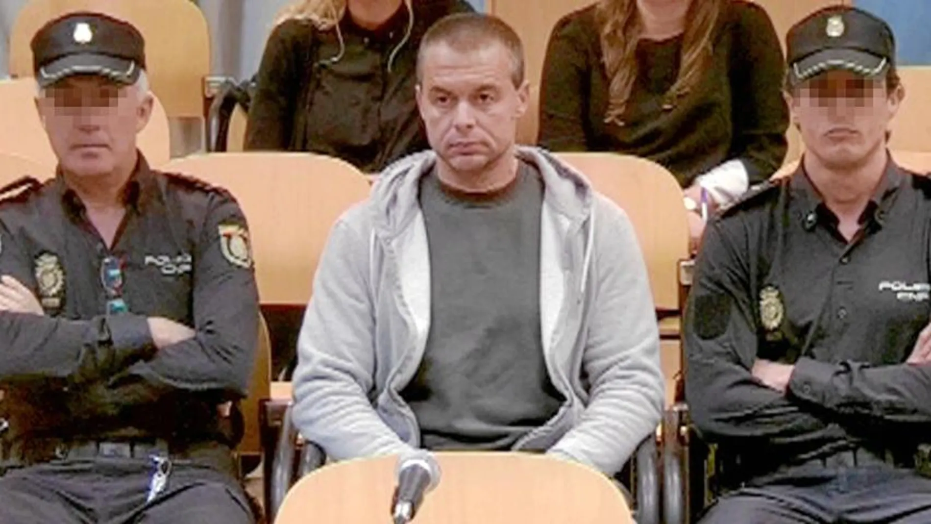 Antonio Ortiz, el presunto «pederasta de Ciudad Lineal», durante la primera sesión del juicio que se celebra en la Audiencia desde el pasado 18 de octubre