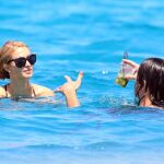 Paris Hilton se un refrescante baño junto a una amiga