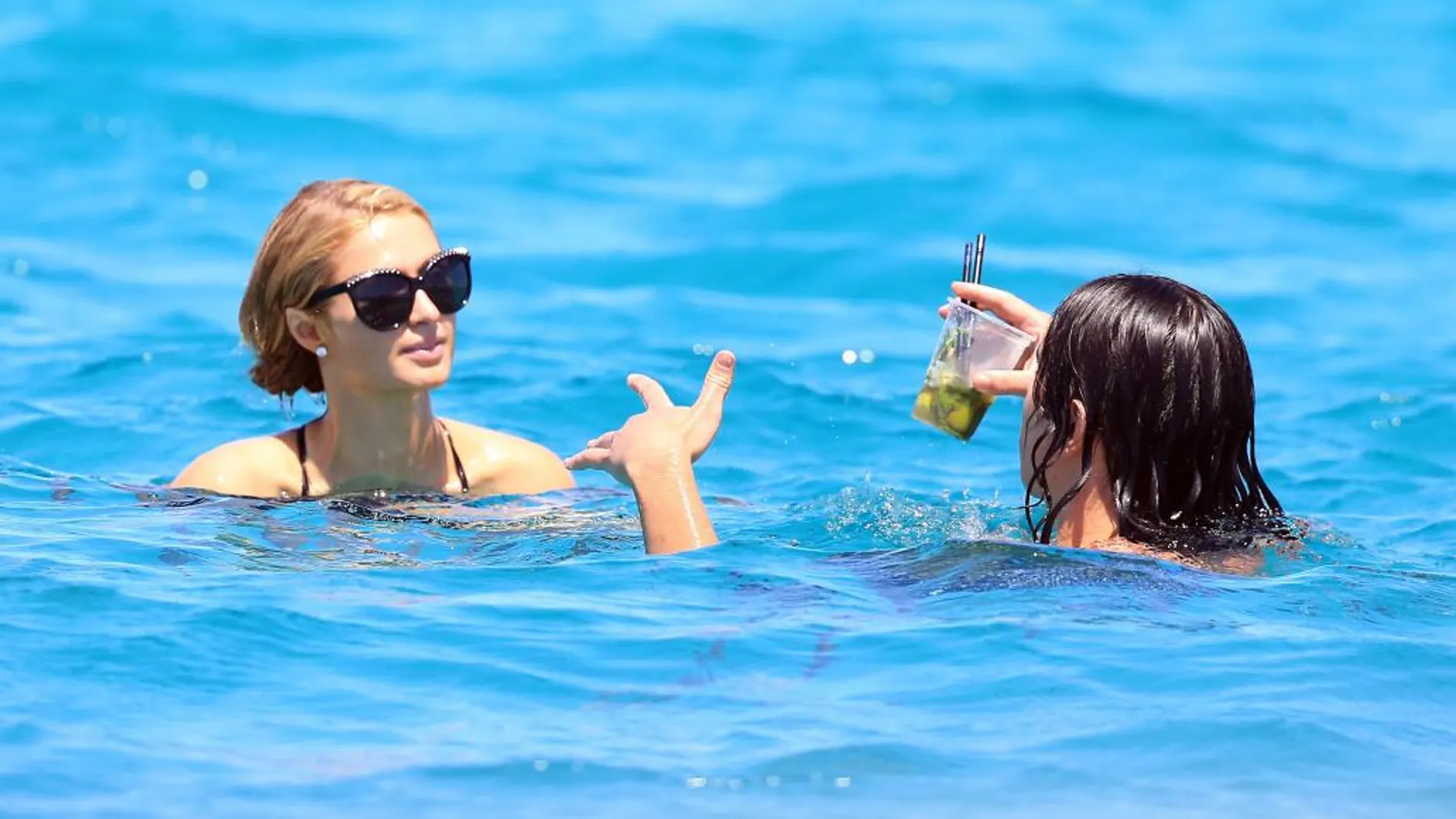 Paris Hilton se un refrescante baño junto a una amiga