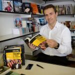 Manuel Erice, durante una firma de ejemplares de su novela “Trump, el triunfo del showman”