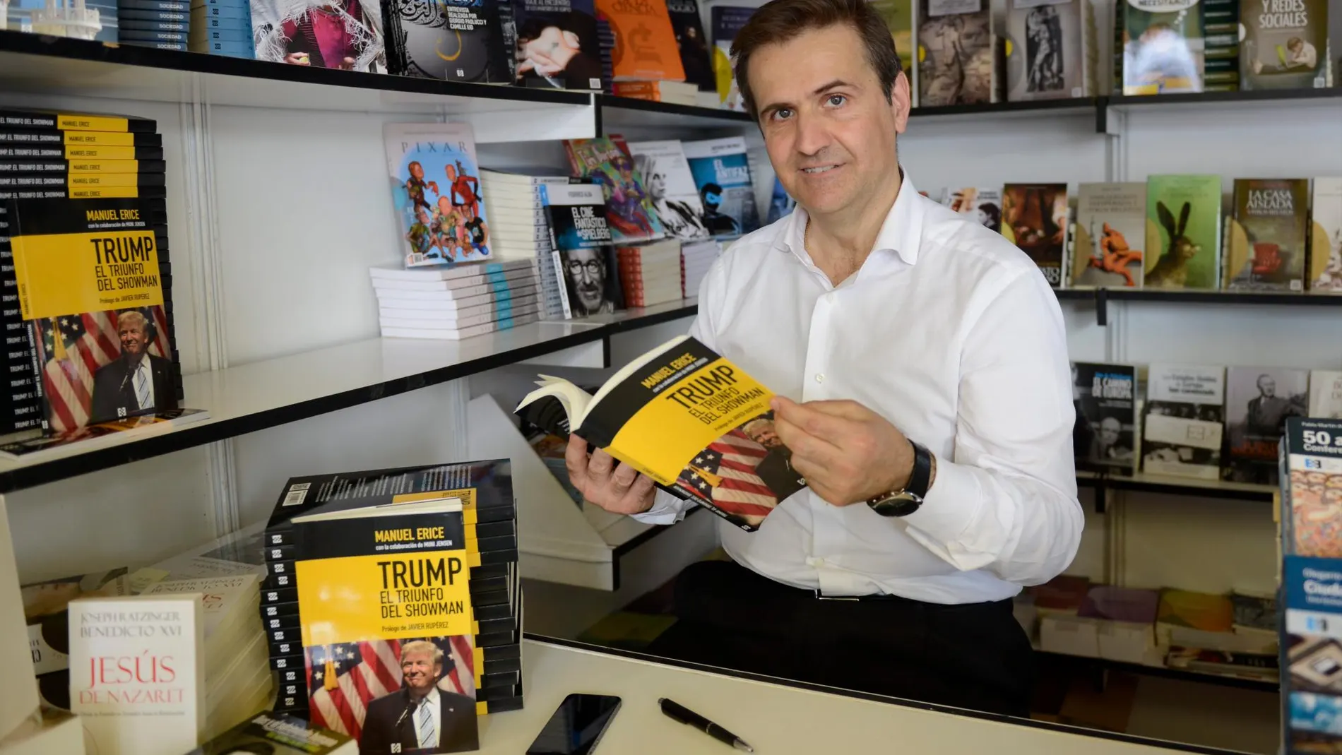 Manuel Erice, durante una firma de ejemplares de su novela “Trump, el triunfo del showman”
