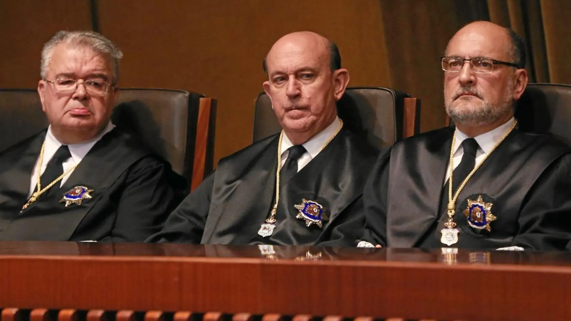 González Arribas, que se perfila para presidir el Constitucional (izqda.), junto a Ollero y el actual presidente Pérez de los Cobos