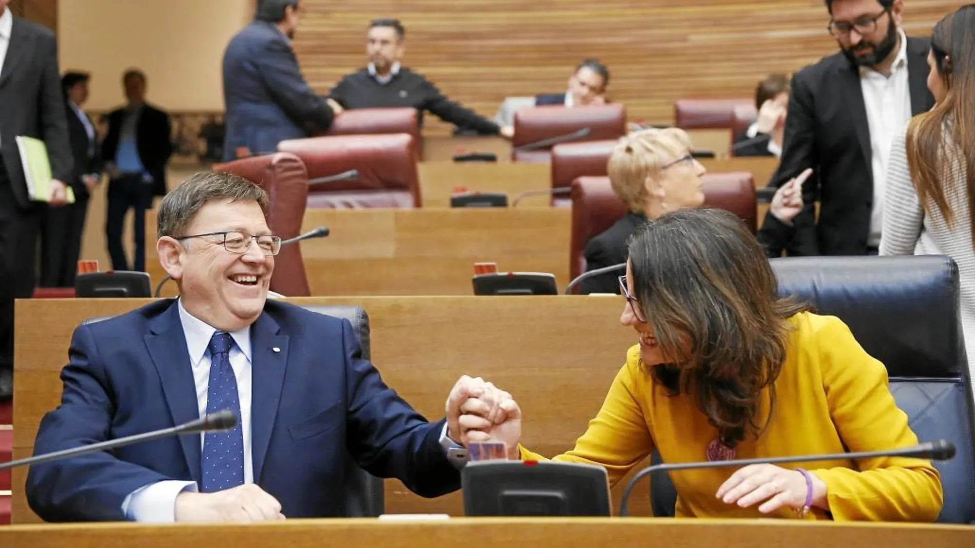 El presidente Puig y la vicepresidenta Oltra ayer en Les Corts durante el pleno