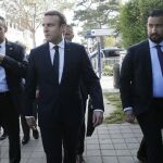 El presidente francés, Emmanuel Macron, saliendo de su casa para ir a votar