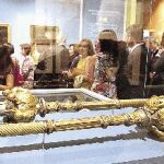 Las mazas que el Ayuntamiento de Barcelona realizó al monarca son una de las piezas más sorprendentes de una exposición que incluye códices de la Catedral de Barcelona o diferentes óleos.