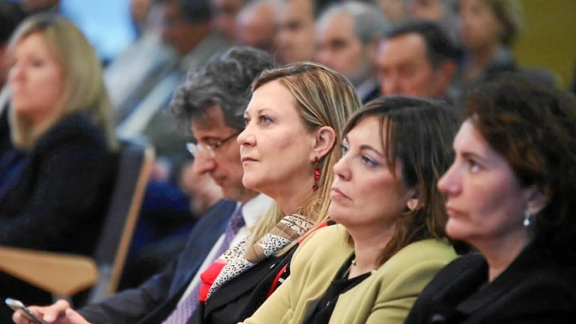 Al acto acudieron las consejeras Pilar del Olmo, Milagros Marcos y María Josefa García Cirac