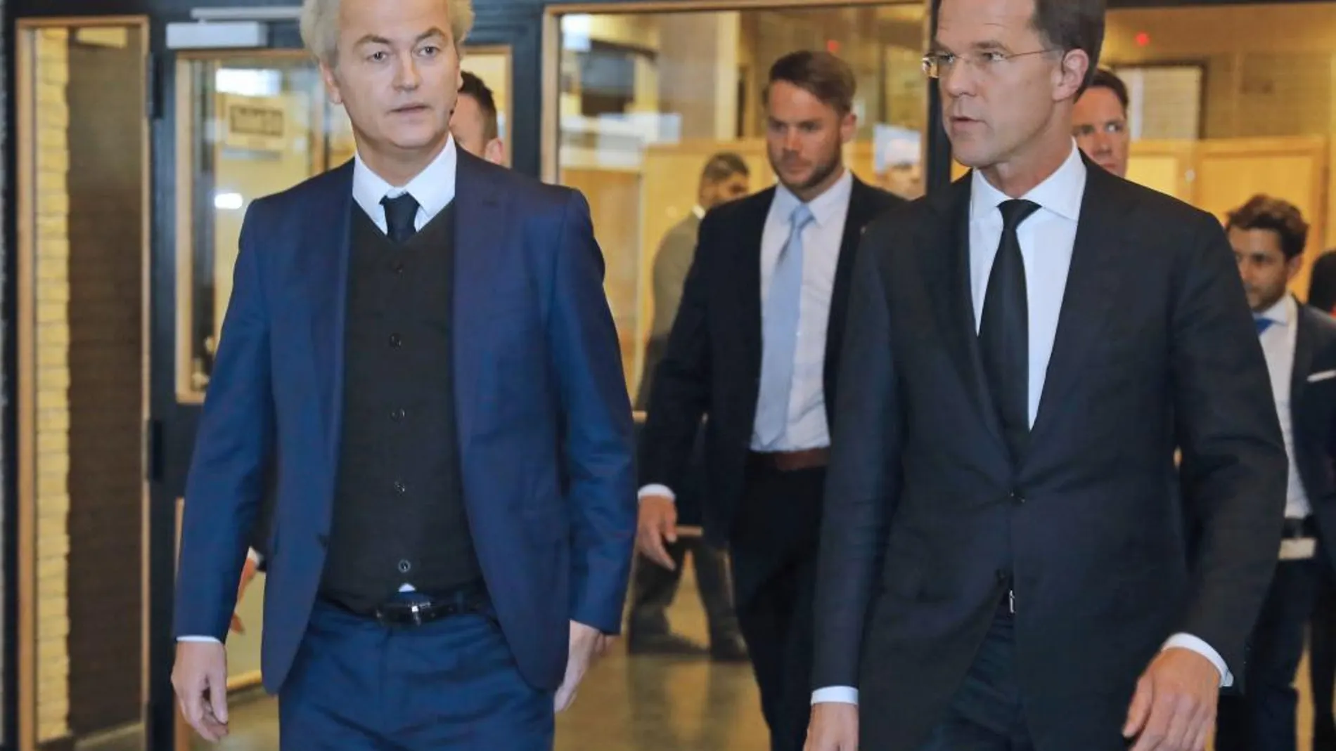 El primer ministro de Holanda, Mark Rutte y el candidato a las elecciones holandesas de la ultraderecha, Geert Wilders a su llegada al 'cara a cara' televisivo antes de las elecciones del miércoles en Rotterdam, Holanda, hoy 13 de marzo de 2017