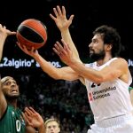 El pívot estadounidense del Zalgiris Kaunas, Brandon Davies, trata de taponar la bandeja del base del Real Madrid, Sergio Llull/Foto: Efe