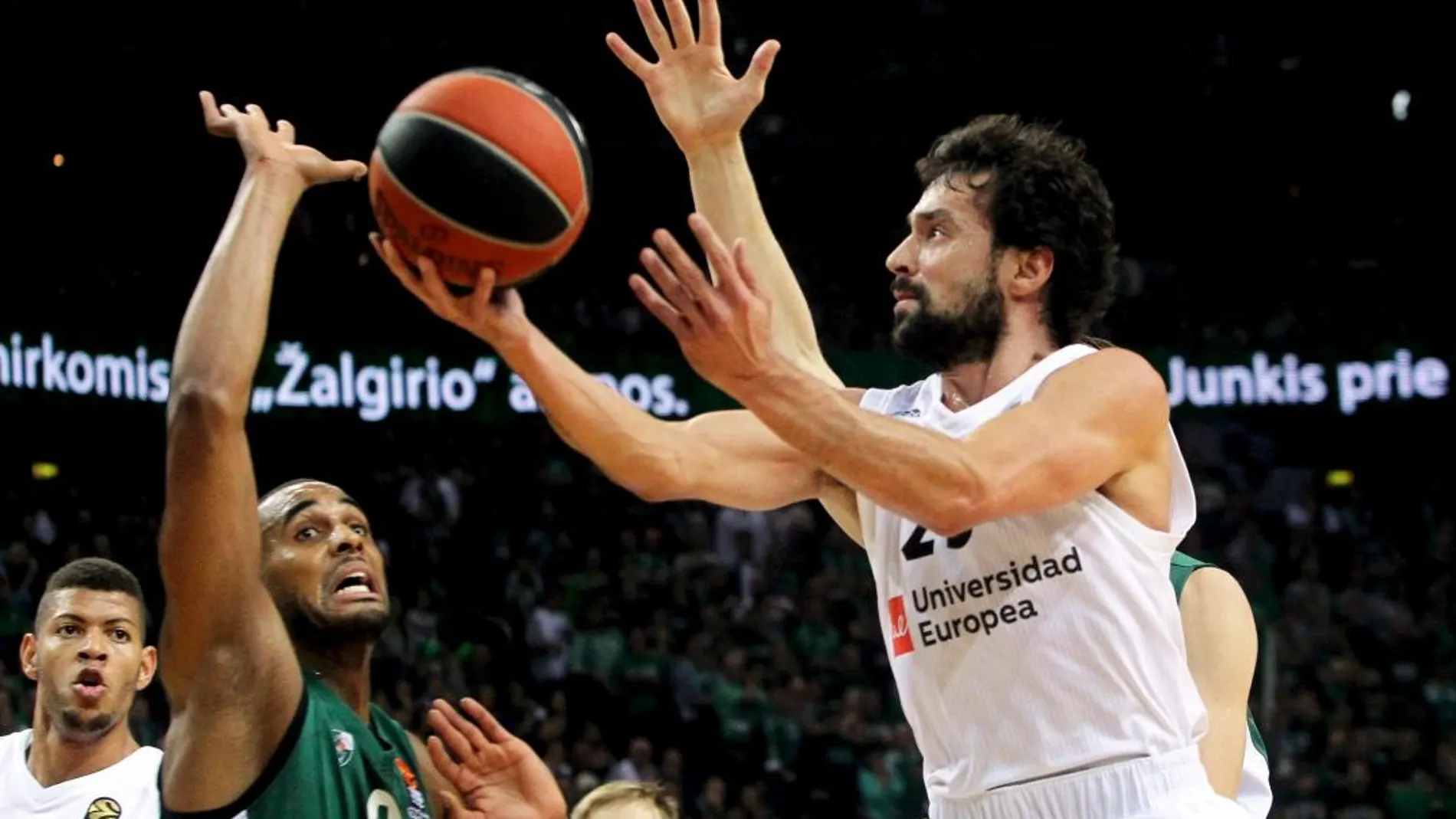 El pívot estadounidense del Zalgiris Kaunas, Brandon Davies, trata de taponar la bandeja del base del Real Madrid, Sergio Llull/Foto: Efe