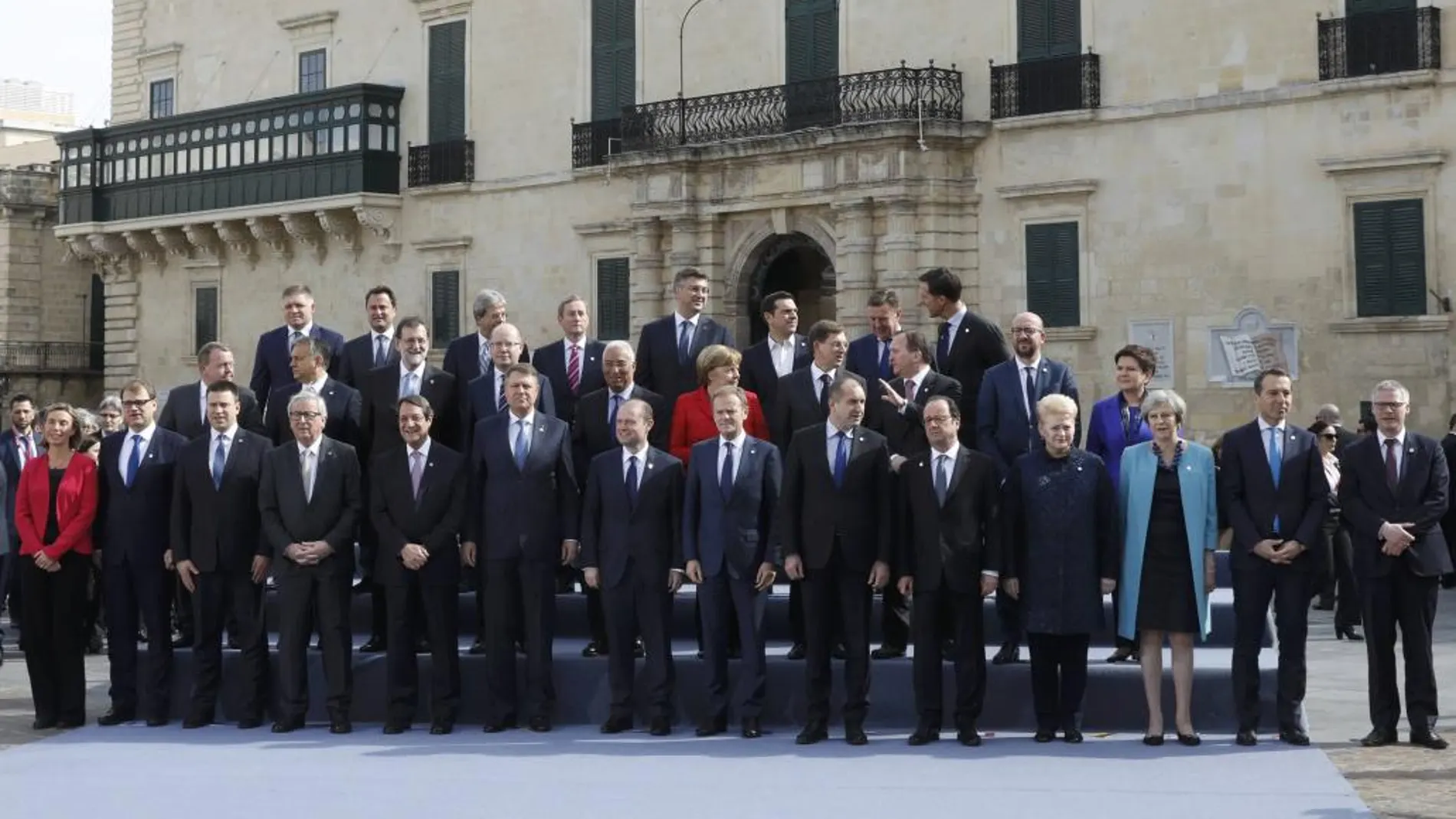 Foto de familia de los líderes de la Unión Europea reunido en La Valeta